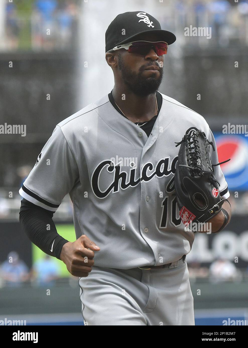 28 May 2016: Chicago White Sox centerfielder Austin Jackson (10) comes off of the field during a Major League Baseball game between the Chicago White Sox and the Kansas City Royals at Kauffman Stadium in Kansas City. (Photo by Keith Gillett/Icon Sportswire) (Icon Sportswire via AP Images) Banque D'Images