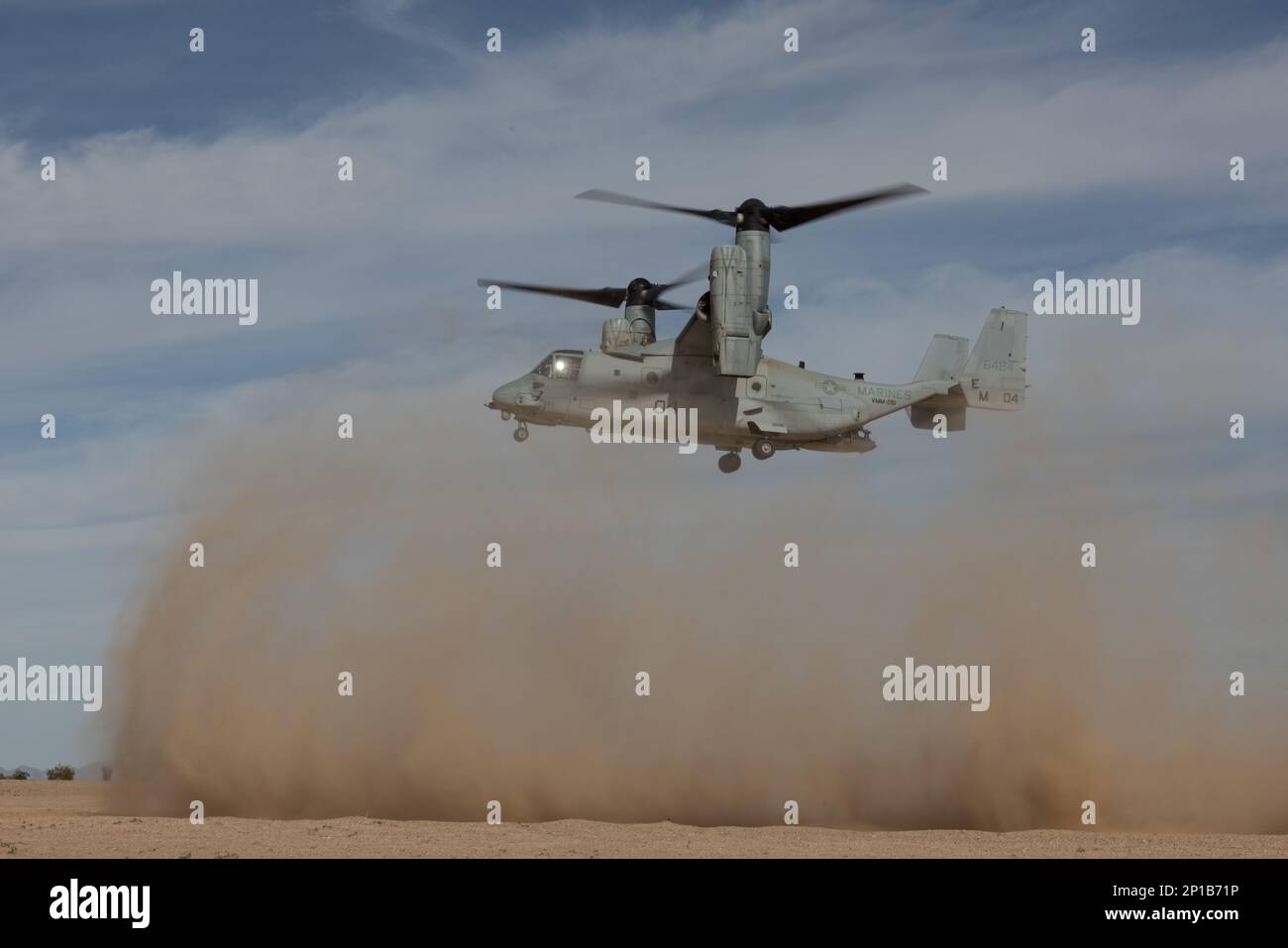 ÉTATS-UNIS Marines, avec le Marine Medium Tiltrotor Squadron (VMM) 261, mène une formation à l'atterrissage à visibilité réduite près de la station aérienne du corps des Marines Yuma, en Arizona, le 12 janvier 2023. VMM-261 a été formé pour soutenir les unités Marine Ground au cours de l'exercice de formation sur les niveaux de service 2-23, une série d'exercices conçus pour préparer Marines aux opérations dans le monde entier. VMM-261 est une unité subordonnée de la 2nd Marine Aircraft Wing, l'élément de combat aérien de la II Marine Expeditionary Force. Banque D'Images