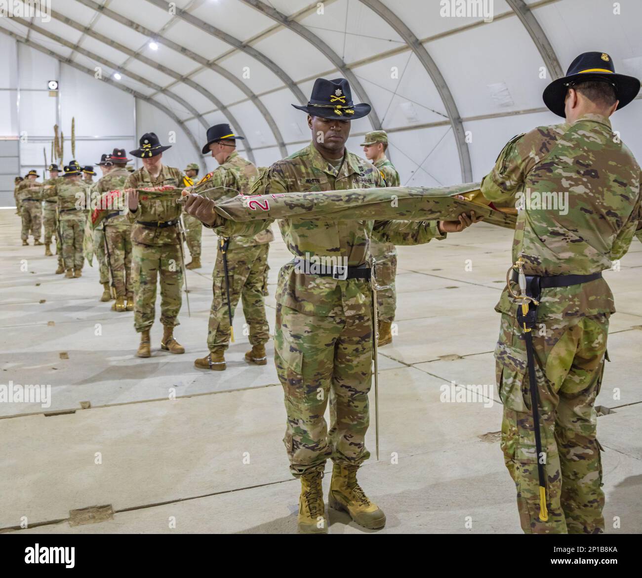 ÉTATS-UNIS Soldats affectés à l'équipe de combat de la Brigade blindée 3rd, division de Cavalry 1st (3/1 ABCT), Brigade Graywolf, sous le contrôle opérationnel de la Division d'infanterie 1st et de l'équipe de combat de la Brigade blindée 2nd (2 ABCT), division de Cavalry 1st (1 CD), Brigade Black Jack, sous le contrôle opérationnel de la Division d'infanterie 4th (4 ID), Procéder au décalage et au tubage des couleurs de l'unité lors de la cérémonie de transfert d'autorité à Drawsko Pomorskie, Pologne, le 4 février 2023. L'ABCT 2, 1 CD est parmi les autres unités assignées à l'ID 4, travaillant fièrement aux côtés des alliés de l'OTAN et des partenaires régionaux de sécurité pour fournir Banque D'Images