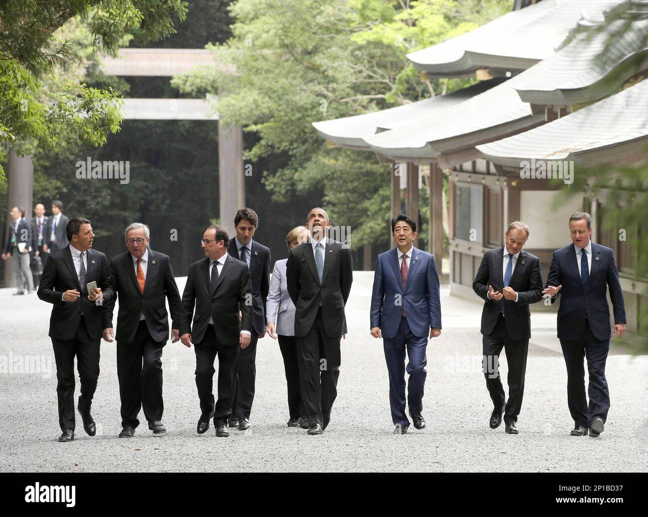 The world leaders of G7 summit (L-R) Italy's Prime Minister Matteo Renzi, President of the European Commission Jean Claude Junker, French President François Hollande, Canadian Justin Trudeau, German's Chencellor Angela Merkel, U.S. President Barack Obama, Japan's Prime Minister Shinzo Abe, European Council President Tusk, and Britishi Prime Minister David Cameron, walk at Ise Grand Shrine in Ise, Mie Prefecture on May 26, 2016. ( The Yomiuri Shimbun via AP Images ) Banque D'Images