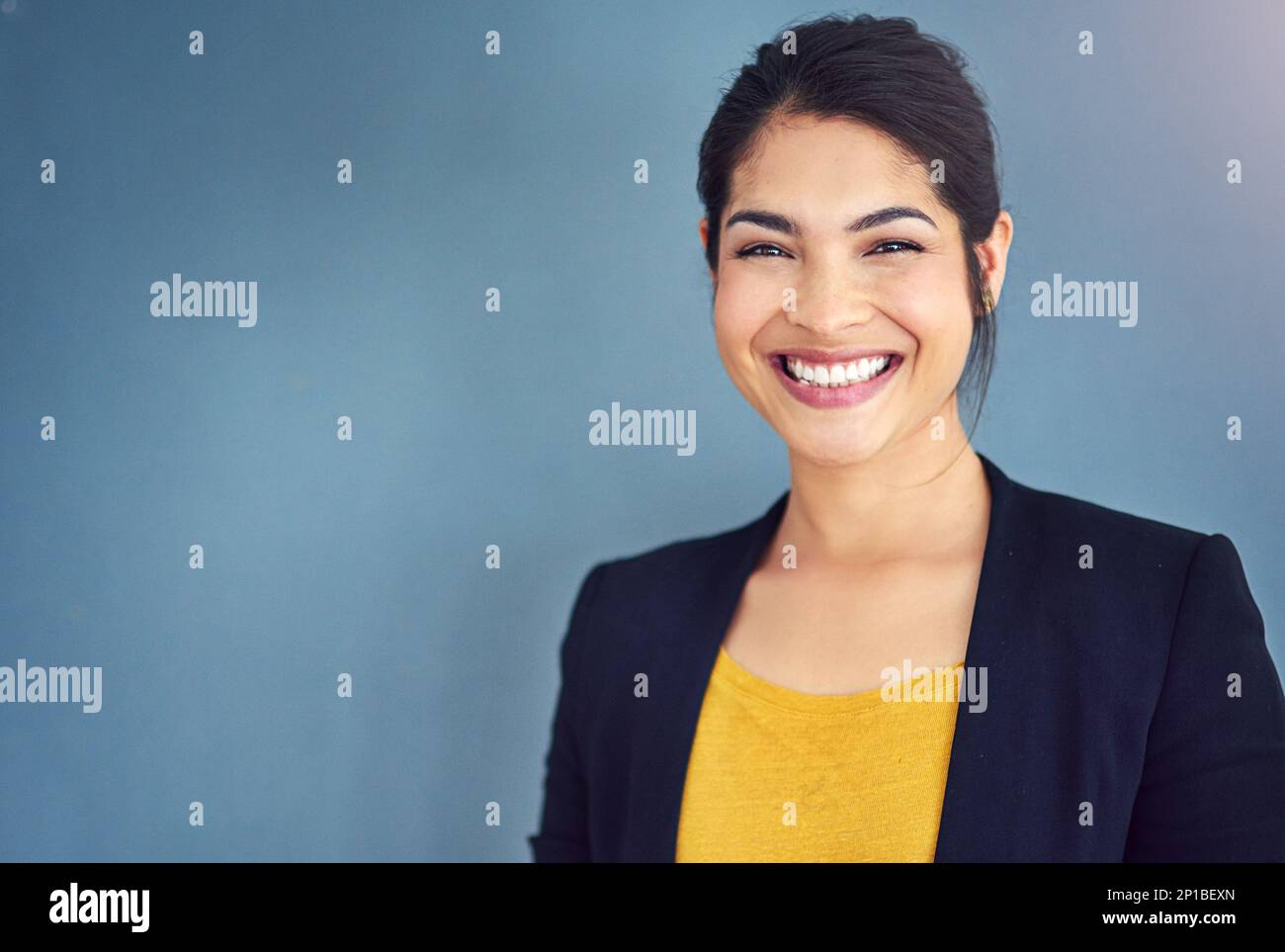 La confiance est la clé du succès. Portrait en studio d'une jeune femme d'affaires attirante debout sur fond bleu. Banque D'Images