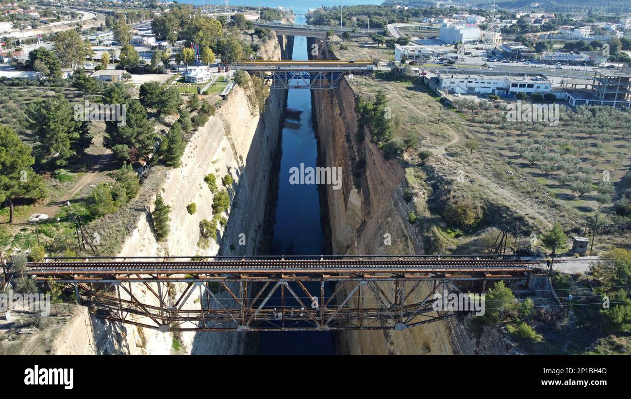 Le pont désaffecté pour le chemin de fer étroit (1 m) de voie traversant le canal de Corinthe, en Grèce. Le chemin de fer a été remplacé par une ligne de jauge standard en 2005 Banque D'Images