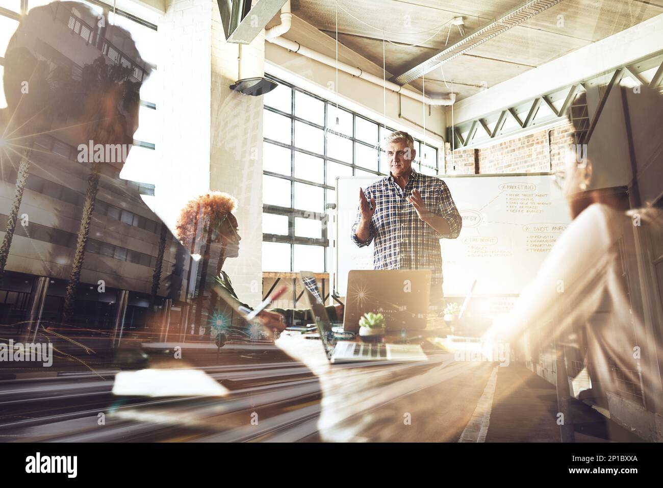 C'est le grand plan. Prise de vue multiple de personnes en voyage d'affaires ayant une réunion superposée sur un paysage urbain. Banque D'Images