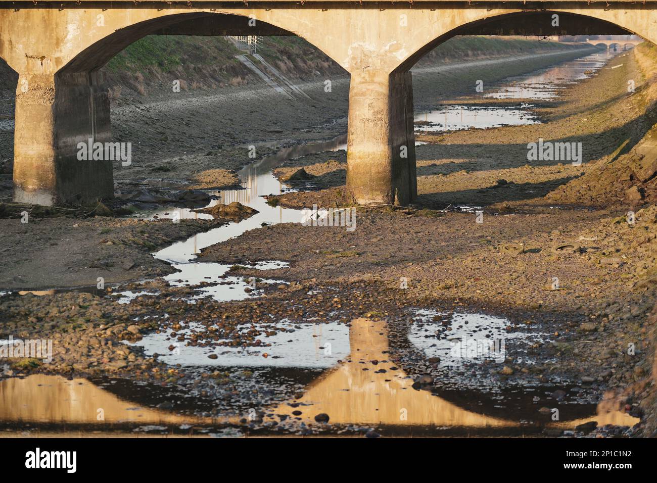 Le canal de Cavour, qui alimente les rizières entre Vercelli et Novara, est sec en raison de la grande sécheresse qui affecte le Piémont, en Italie. Banque D'Images