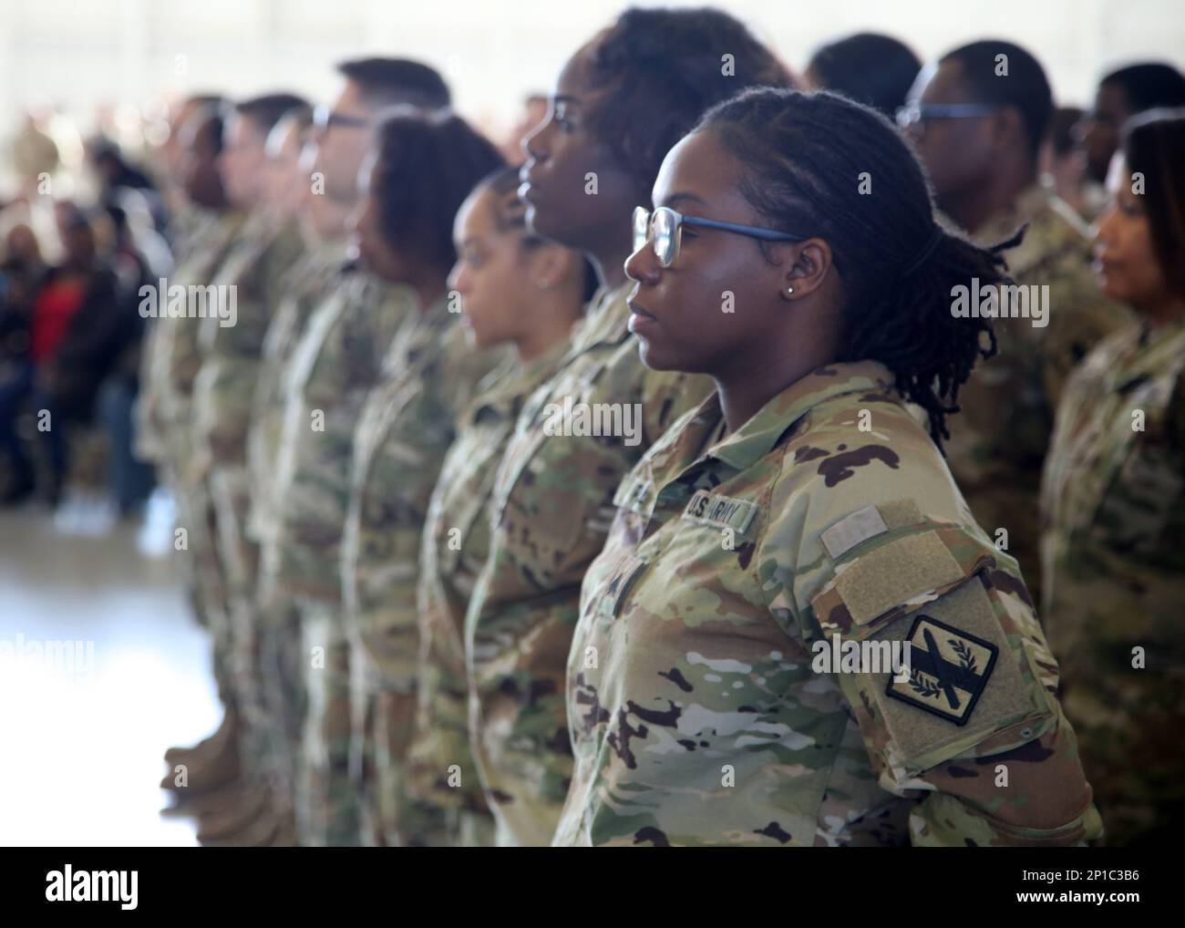 Les soldats du Groupe de soutien régional de 201st sont en formation lors d'une cérémonie de départ tenue au Centre de la Garde nationale Clay 13 février 2023. Les soldats conduiront un état d'entraînement de prémobilisation avant de se lancer dans leur mission à l'étranger. Banque D'Images