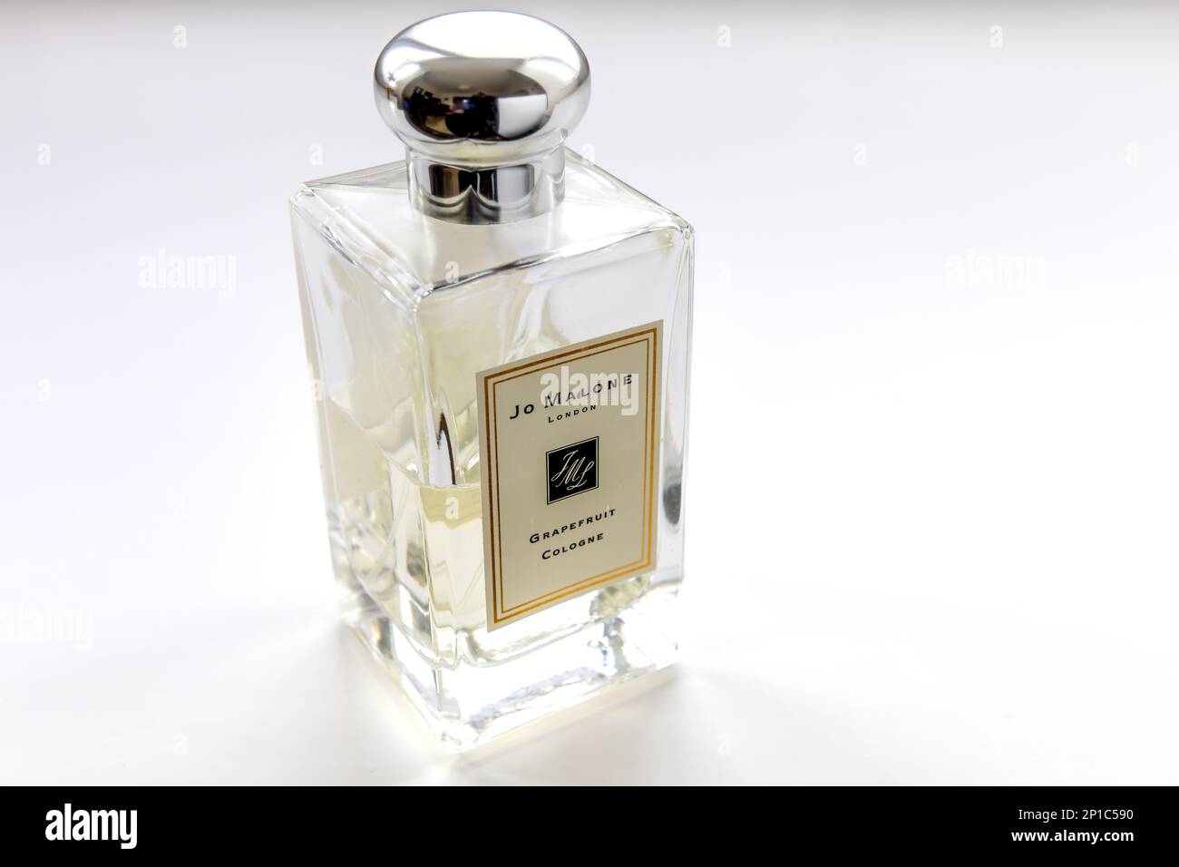 Londres. ROYAUME-UNI- 03.01.2023. Une bouteille de parfum JO Malone London, une marque appartenant à Estee Lauder, isolée sur fond blanc. Banque D'Images