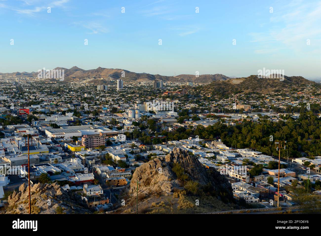 Vue sur la ville d'Hermosillo depuis le sommet de Cerro de la Campana au coucher du soleil Banque D'Images