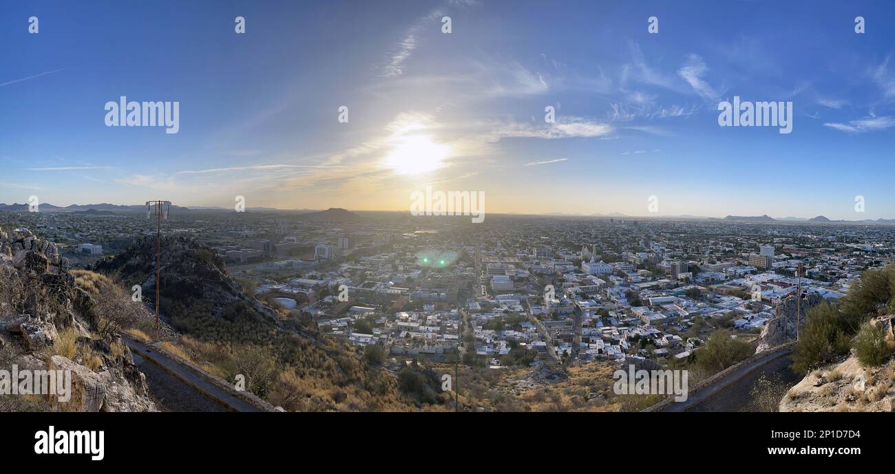 Vue sur la ville d'Hermosillo depuis le sommet de Cerro de la Campana au coucher du soleil Banque D'Images