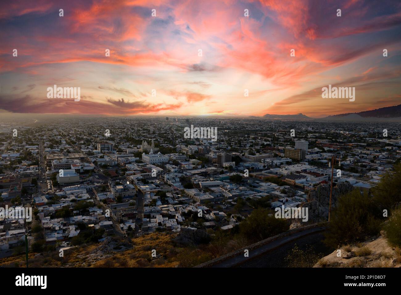 Vue sur la ville d'Hermosillo depuis le sommet de Cerro de la Campana au coucher du soleil. Banque D'Images