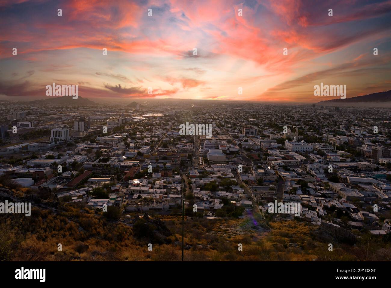 Vue sur la ville d'Hermosillo depuis le sommet de Cerro de la Campana au coucher du soleil. Banque D'Images