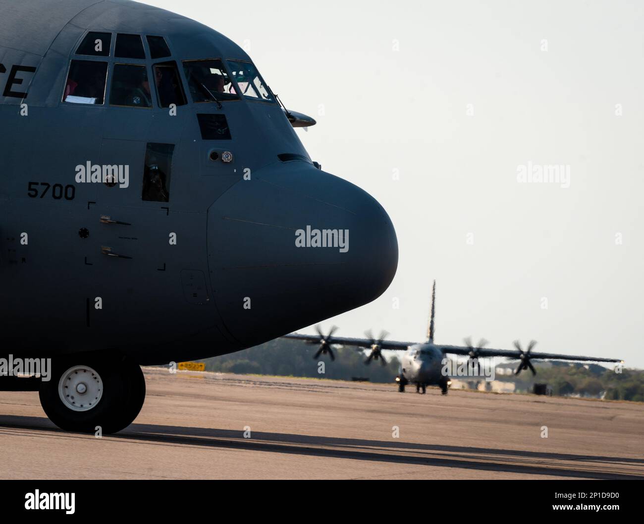 Deux avions C-130J Super Hercules affectés à l'escadre de transport aérien 19th, base aérienne de Little Rock, Arkansas, taxi sur la piste de la base aérienne de MacDill, Floride, 2 mars 2023. Sept C-130Js ainsi que des membres de l'équipage ont été évacués en toute sécurité de l'AFB de Little Rock à MacDill pour éviter des tempêtes de supercellules qui auraient un impact sur la base. Les missions d'évacuation sont des mesures de précaution prises pour éviter de graves dommages aux aéronefs et au personnel en cas de conditions météorologiques défavorables. (É.-U. Photo de la Force aérienne par Tech. Le sergent Alexander Cook) Banque D'Images