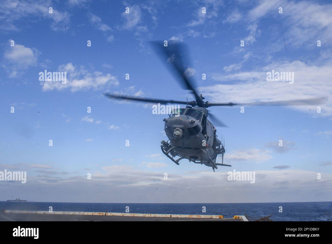 MER DES PHILIPPINES (11 février 2023) Un hélicoptère UH-1Y Huey de l’élément de combat aérien de l’unité expéditionnaire maritime de 31st décollera du pont de vol du quai de transport amphibie USS Green Bay (LPD 20) lors d’une visite, d’un embarquement, d’une fouille et d’une saisie (VBSS). Green Bay opère dans la zone d'exploitation de la flotte 7th. 7th Fleet est le U.S. La plus grande flotte numérotée déployée à l’avant de la Marine interagit et opère régulièrement avec ses alliés et partenaires pour préserver une région libre et ouverte de l’Indo-Pacifique. (É.-U. Photo de la marine par le spécialiste des communications de masse 2nd classe Matthew Cavenaile) Banque D'Images