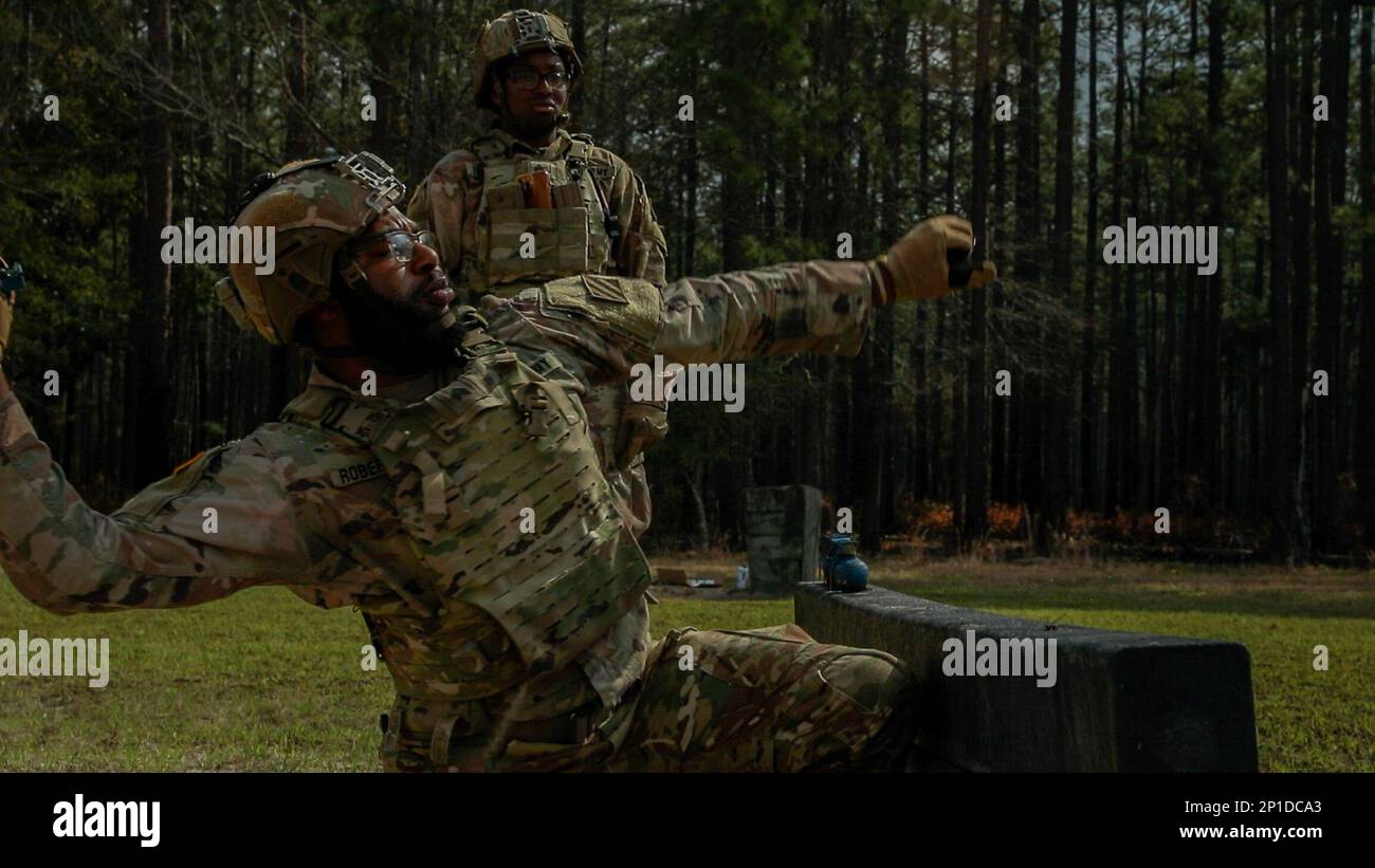ÉTATS-UNIS Les soldats de l'armée affectés au 2nd Bataillon, 7th Infantry Regiment, 1st Armored Brigade combat Team, 3rd Infantry Division, effectuent un entraînement à la grenade dans le cadre de leur qualification à fort Stewart (Géorgie), le 28 février 2023. La qualification garantit que les soldats sont familiers avec leurs systèmes d'armes et qu'ils veillent à l'état de préparation, à l'efficacité et à la létalité du combat. (É.-U. Photo de l'armée par le PFC. Bernabe Lopez III, détachement des affaires publiques de 50th) Banque D'Images