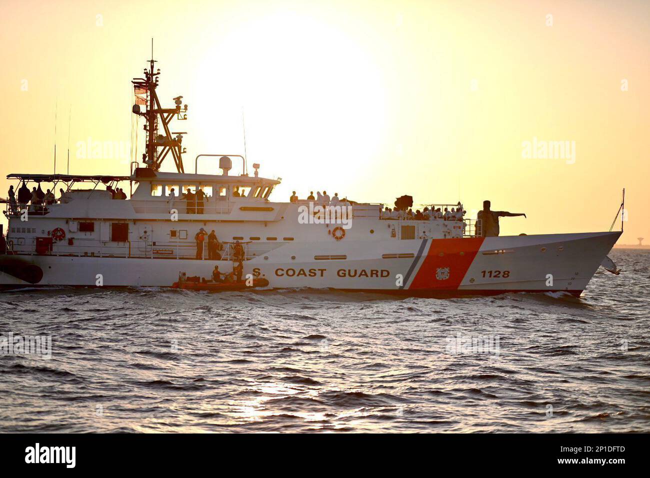 Les migrants haïtiens sont transférés d'un petit bateau de la Garde côtière au Cutter de la Garde côtière Manowar, au large de la côte de Floride, le 28 février 2023. Le peuple a été rapatrié en Haïti sur 3 mars 2023. (É.-U. Photo de la Garde côtière par le maître principal Brodie MacDonald) Banque D'Images