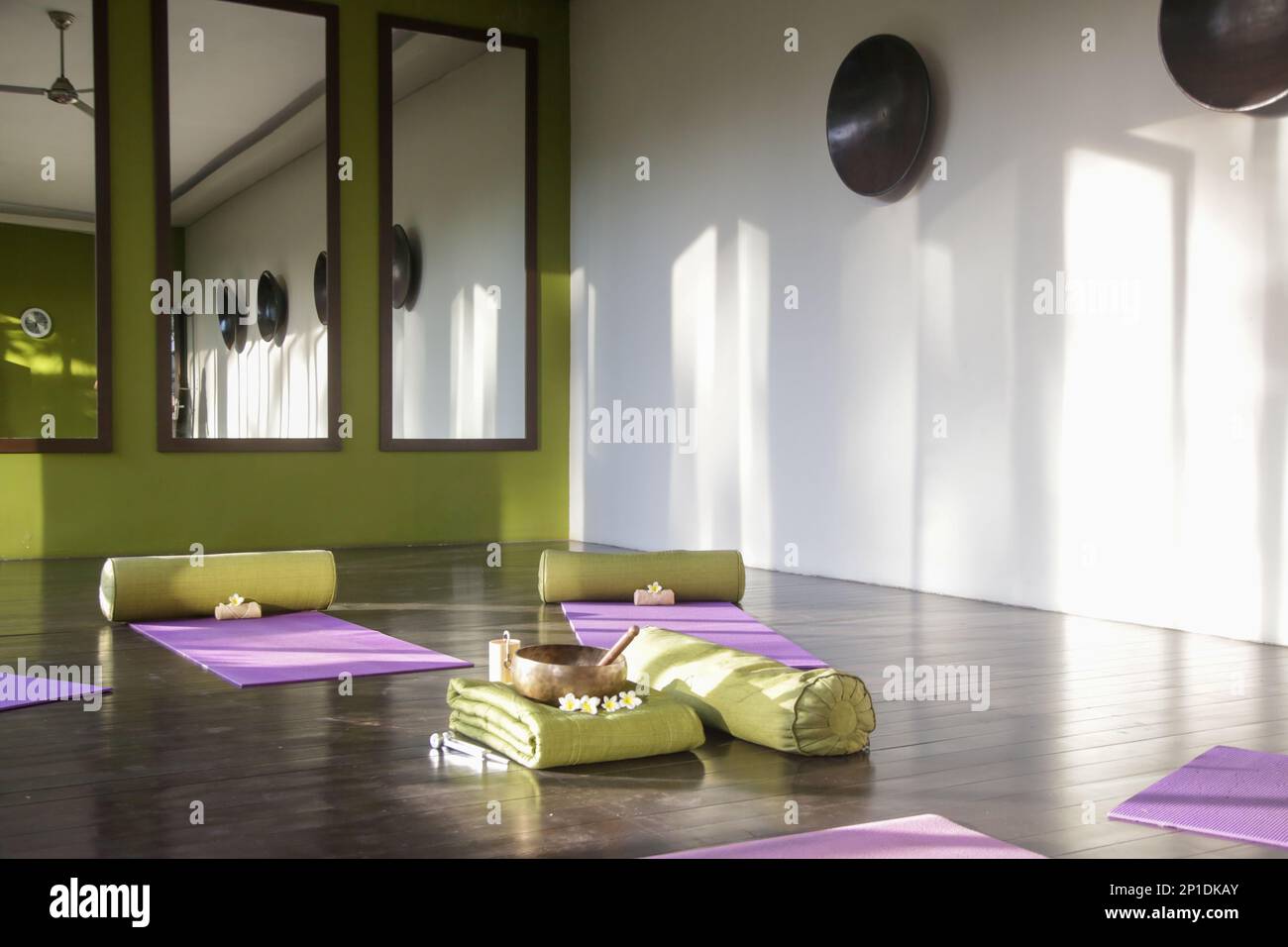 De merveilleux studios de méditation pour s'arrêter et se sentir zen. Vide studio de yoga, tapis, oreillers et accessoires, grande salle de méditation Banque D'Images