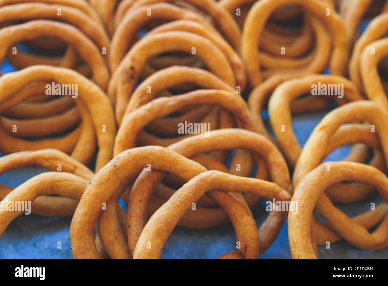 Pâte à grignoter traditionnelle grecque à anneaux de pain de sésame, Koulouri Thessalonikis avec différentes saveurs à vendre dans un kiosque de boulangerie local à Athènes, GRE Banque D'Images