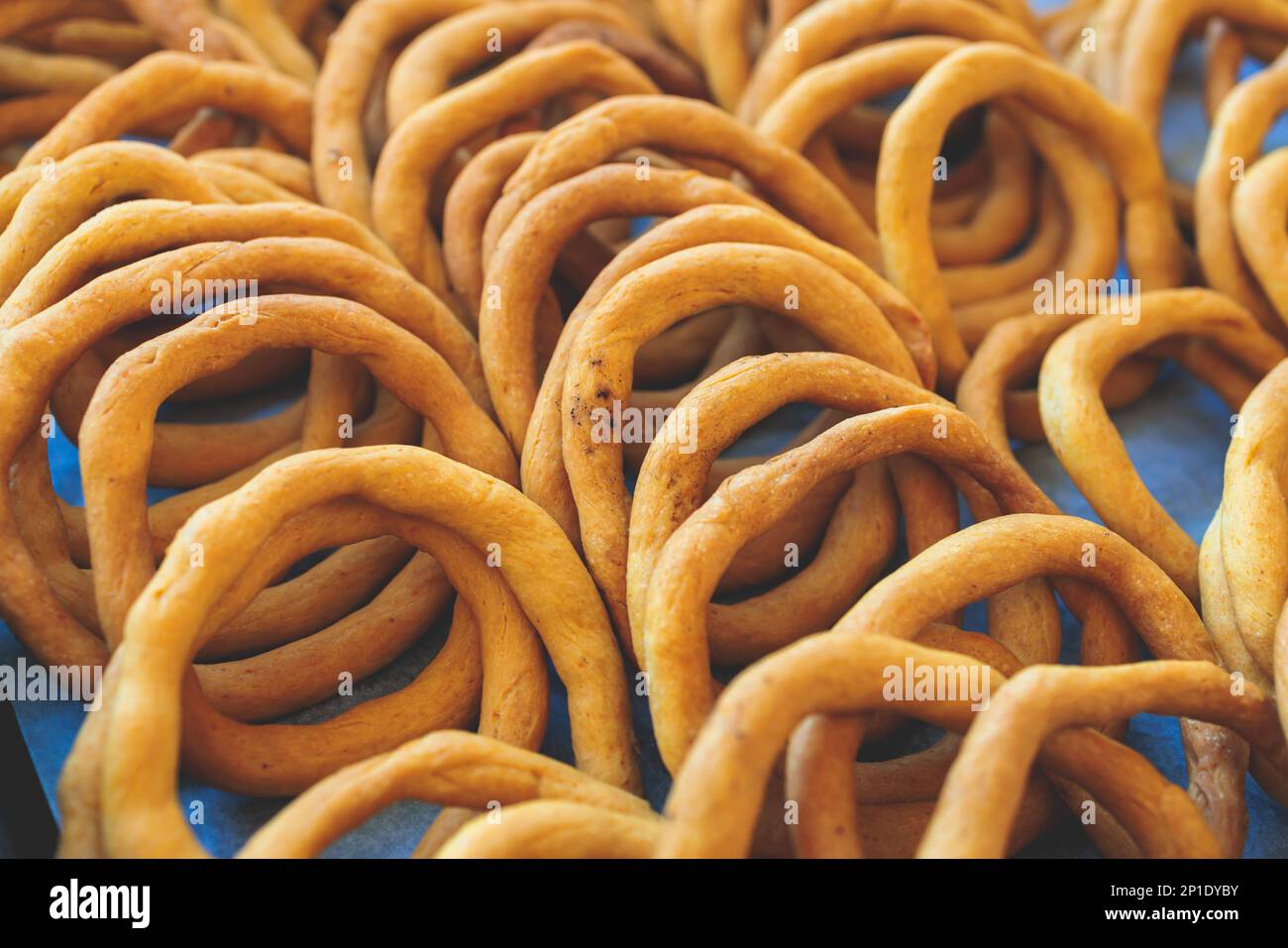 Pâte à grignoter traditionnelle grecque à anneaux de pain de sésame, Koulouri Thessalonikis avec différentes saveurs à vendre dans un kiosque de boulangerie local à Athènes, GRE Banque D'Images