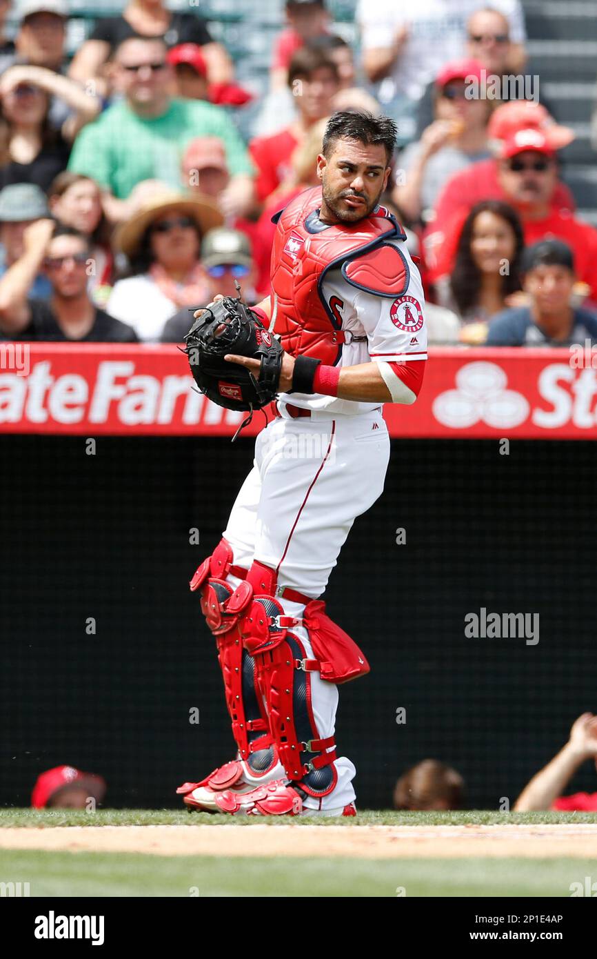 April 10, 2016: Los Angeles Angels catcher Geovany Soto (18) during the MLB regular season game between the Texas Rangers and the Los Angeles Angels of Anaheim at Angels Stadium of Anaheim in Anaheim, Calif. (Photo by Ric Tapia/Icon Sportswire) (Icon Sportswire via AP Images) Banque D'Images