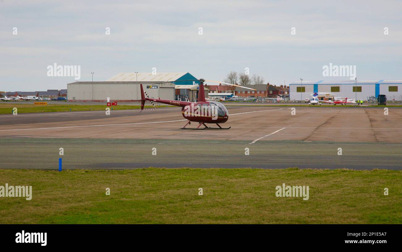 Un hélicoptère Robinson R44 Raven ll à l'aéroport de Blackpool, Blackpool, Lancashire, Royaume-Uni, Europehelipad Banque D'Images