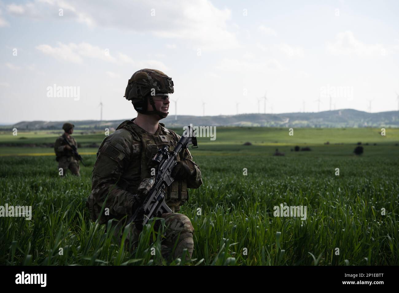 A ÉTATS-UNIS Le parachutiste de l'armée affecté au 2nd Bataillon, 503rd Airborne Infantry Regiment, 173rd Airborne Brigade attend de sortir lors d'un exercice d'incendie en direct au niveau de l'équipe à Larnaca, Chypre, le 14 février 2023, dans le cadre de l'exercice Silver Falcon 23. Silver Falcon 23 est un exercice bilatéral entre les États-Unis et Chypre, conçu pour améliorer l'interopérabilité entre les militaires des deux nations afin de s'assurer qu'ils sont prêts à toute éventualité, en particulier ceux qui impliquent une intervention en cas de crise et des opérations d'évacuation non combattantes. La Brigade aéroportée de 173rd est la U.S. Les secours d'urgence de l'armée Banque D'Images