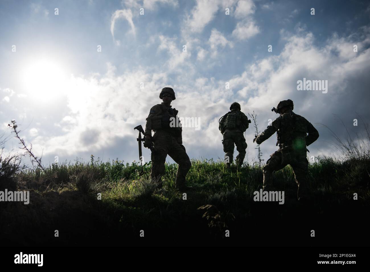 ÉTATS-UNIS Les parachutistes de l'armée affectés au 2nd Bataillon, 503rd Airborne Infantry Regiment, 173rd Airborne Brigade grimpent une colline après avoir reconnu un objectif lors d'un exercice d'incendie à blanc au niveau de l'équipe à Larnaca, Chypre, le 14 février 2023, dans le cadre de l'exercice Silver Falcon 23. Silver Falcon 23 est un exercice bilatéral entre les États-Unis et Chypre, conçu pour améliorer l'interopérabilité entre les militaires des deux nations afin de s'assurer qu'ils sont prêts à toute éventualité, en particulier ceux qui impliquent une intervention en cas de crise et des opérations d'évacuation non combattantes. La Brigade aéroportée de 173rd est l'U. Banque D'Images