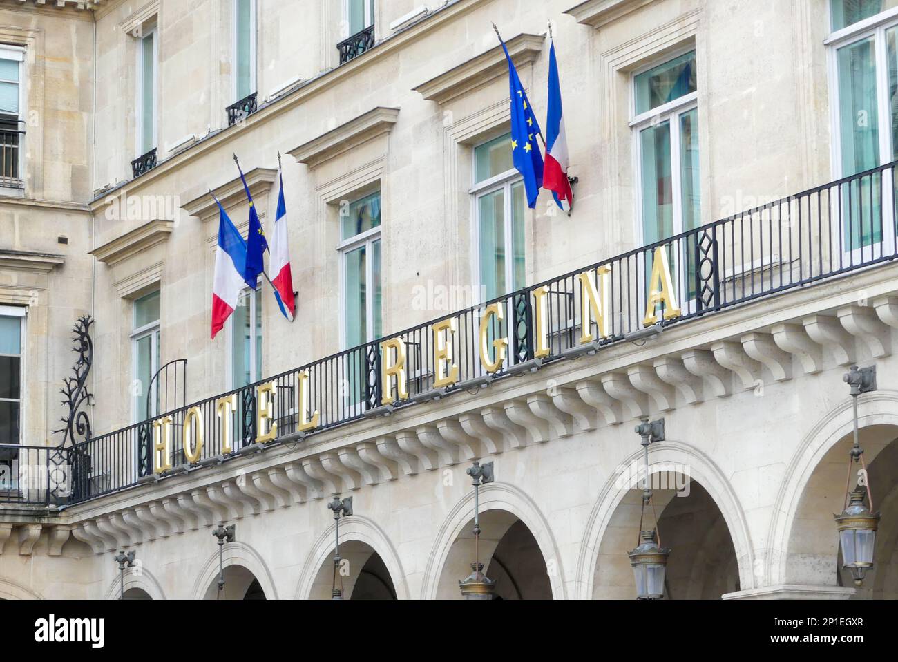 Paris, France. 19 février. 2023. Vue sur la façade du célèbre hôtel de luxe cinq étoiles de Regina, situé sur Pyramid Square. Banque D'Images