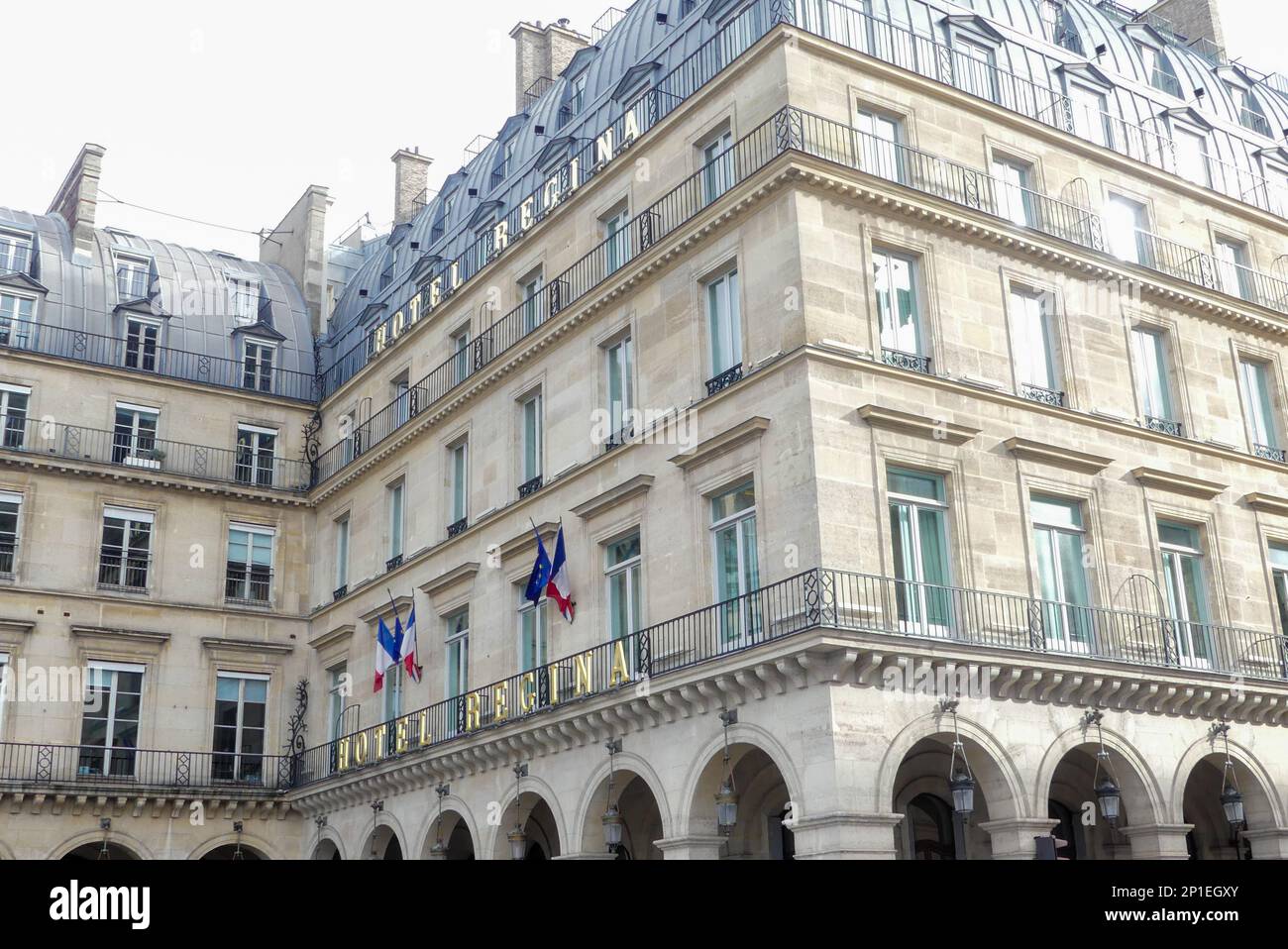 Paris, France. 19 février. 2023. Vue sur la façade du célèbre hôtel de luxe cinq étoiles de Regina, situé sur Pyramid Square. Banque D'Images