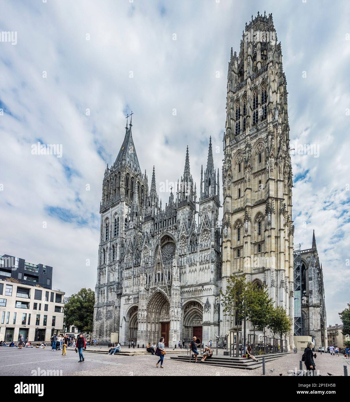Façade ouest et portail de la cathédrale de Rouen avec tour SaintRomain et tour du beurre