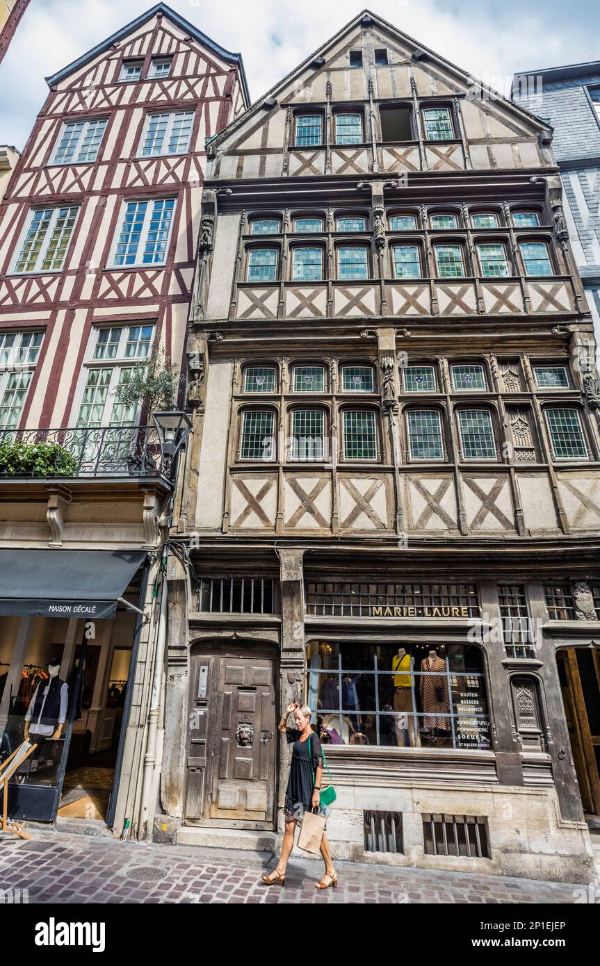 Bâtiments historiques bordant l'étroite rue pavée Saint-Romain dans le centre médiéval de Rouen, Normandie, France Banque D'Images