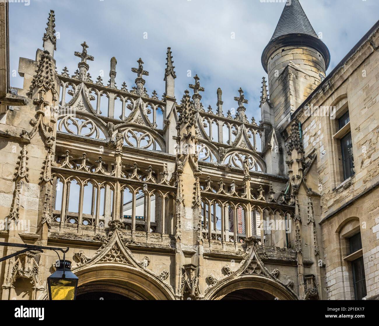 La tracerie gothique flamboyant au Portail des bibliothécaires de la Cathédrale de Rouen, Normandie, France Banque D'Images