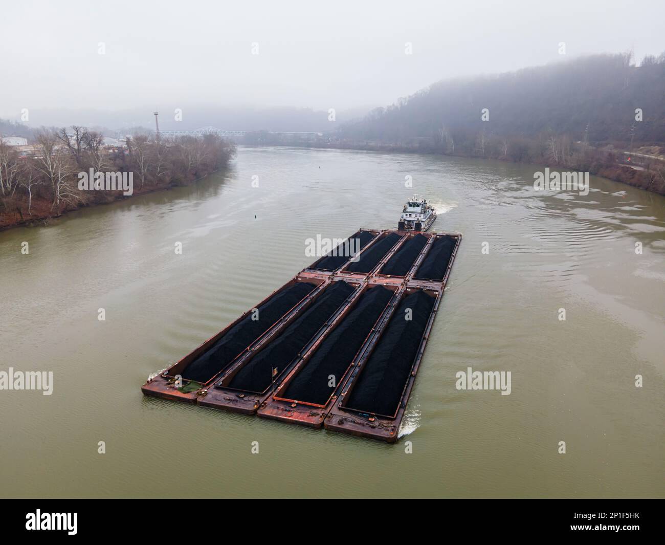 Un remorqueur pousse huit barges de charbon le long de la rivière Monongahela au sud de Pittsburgh, le 30 janvier 2023. Chaque barge peut contenir la même quantité de matériau que 70 gros semi-camions ou 16 wagons. États-Unis Le corps d'armée du Pittsburgh Engineers District exploite 23 écluses et barrages sur les rivières Ohio, Monongahela et Allegheny, ce qui permet aux industries d'économiser environ $4 milliards de coûts de transport par an par rapport à l'utilisation d'autres moyens comme les camions ou le rail. Le district de Pittsburgh est connu comme le « district de Headwaters » parce que la rivière Ohio commence au point où les rivières Allegheny et Monongahela Banque D'Images