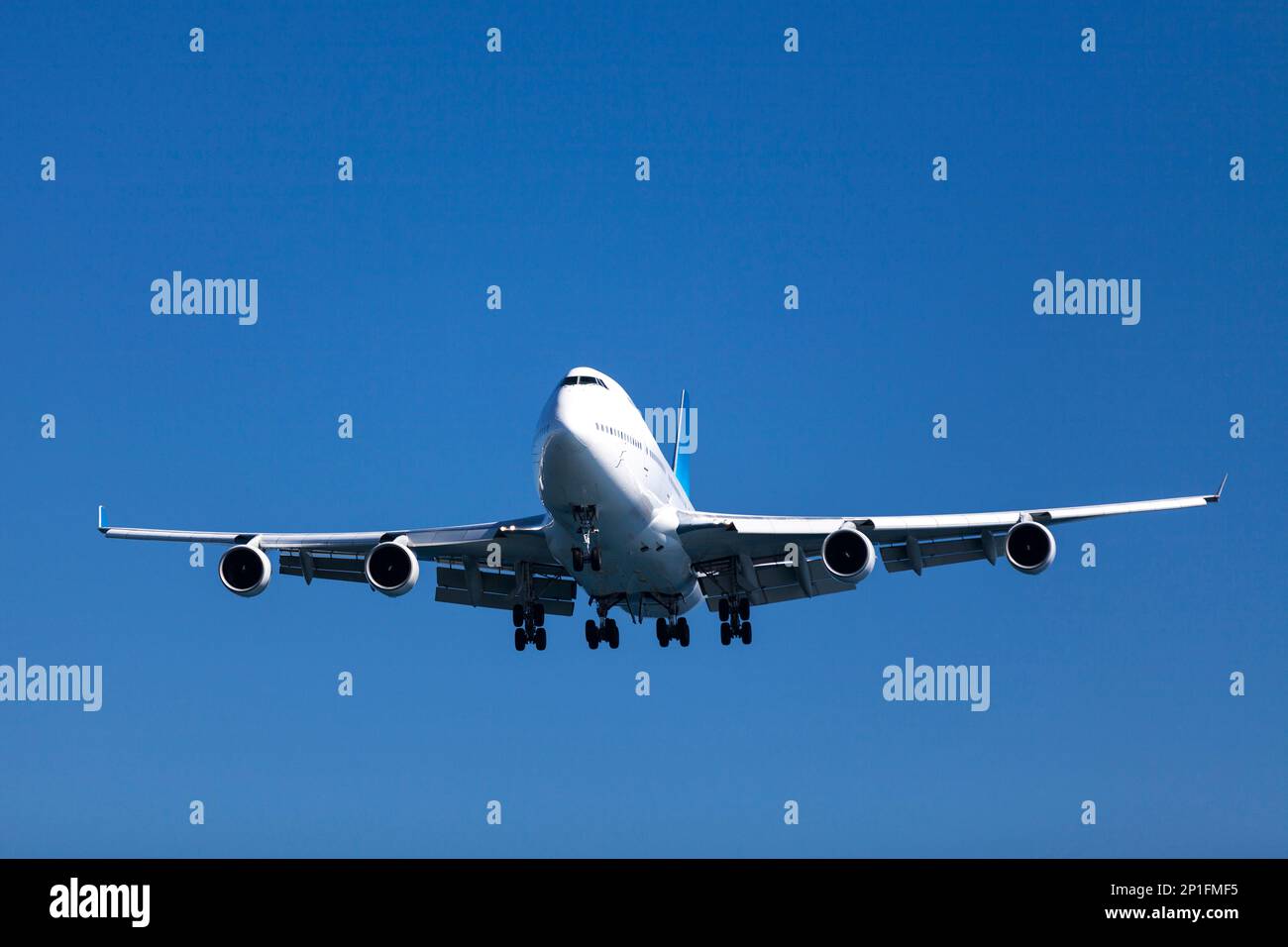 Un Boeing 747-422 commençant sa descente vers l'aéroport. Banque D'Images