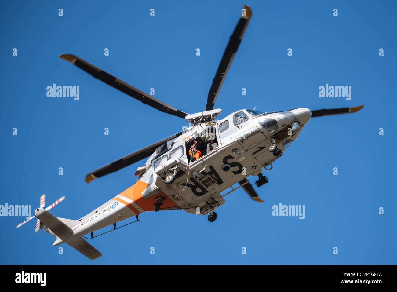 Les troupes chypriotes de l'escadron de recherche et de sauvetage 460th se préparent à remorquer une victime simulée vers un hélicoptère AW139 pour une évacuation médicale aérienne lors d'un exercice tactique de soins aux victimes de combat à Larnaca (Chypre), le 16 février 2023, dans le cadre de l'exercice Silver Falcon 23. Silver Falcon 23 est un exercice bilatéral entre les États-Unis et Chypre, conçu pour améliorer l'interopérabilité entre les militaires des deux nations afin de s'assurer qu'ils sont prêts à toute éventualité, en particulier ceux qui impliquent une intervention en cas de crise et des opérations d'évacuation non combattantes. La Brigade aéroportée de 173rd est la U.S. AR Banque D'Images