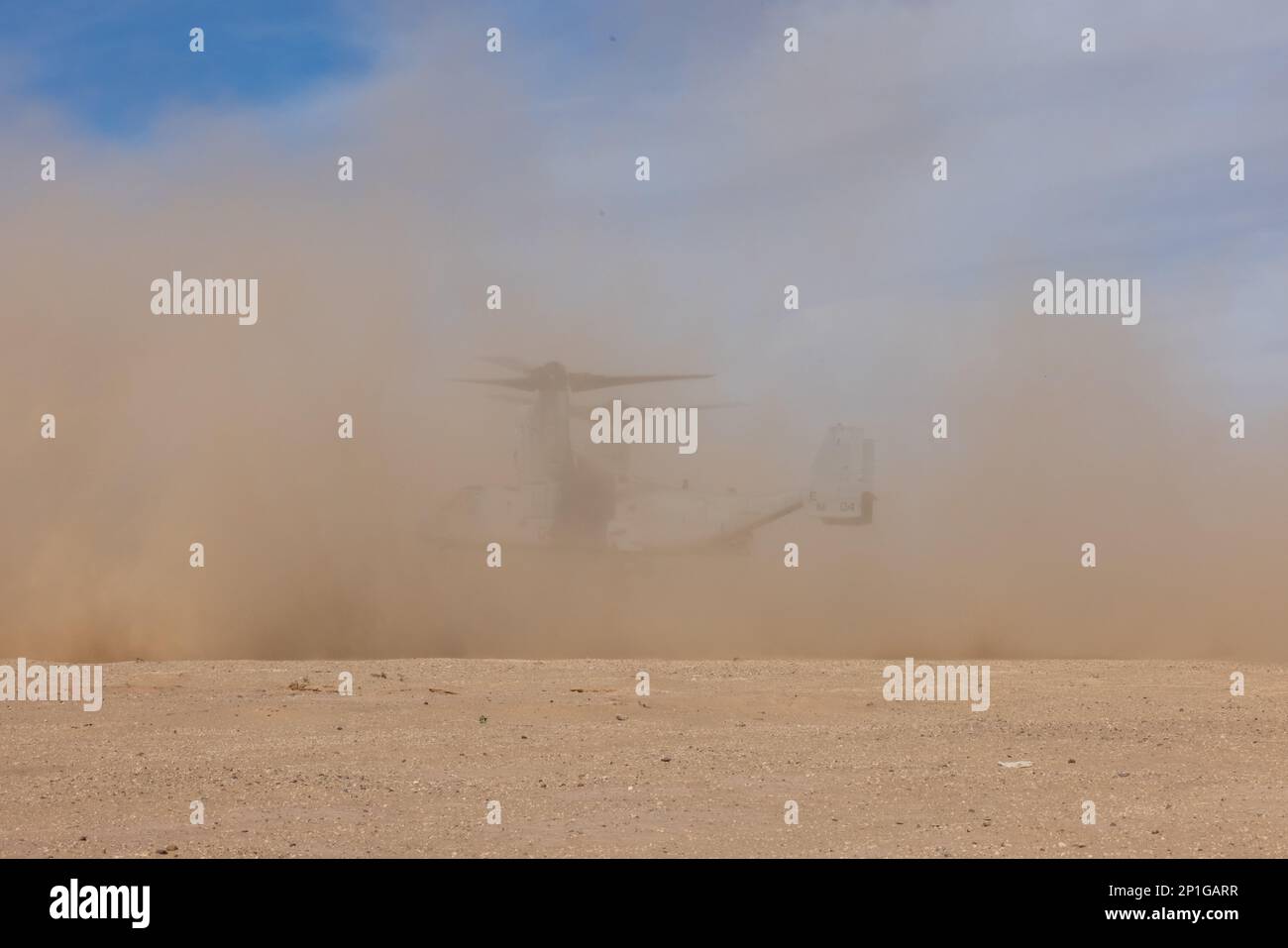 ÉTATS-UNIS Marines, avec le Marine Medium Tiltrotor Squadron (VMM) 261, mène une formation à l'atterrissage à visibilité réduite près de la station aérienne du corps des Marines Yuma, en Arizona, le 12 janvier 2023. VMM-261 a été formé pour soutenir les unités Marine Ground au cours de l'exercice de formation sur les niveaux de service 2-23, une série d'exercices conçus pour préparer Marines aux opérations dans le monde entier. VMM-261 est une unité subordonnée de la 2nd Marine Aircraft Wing, l'élément de combat aérien de la II Marine Expeditionary Force. Banque D'Images