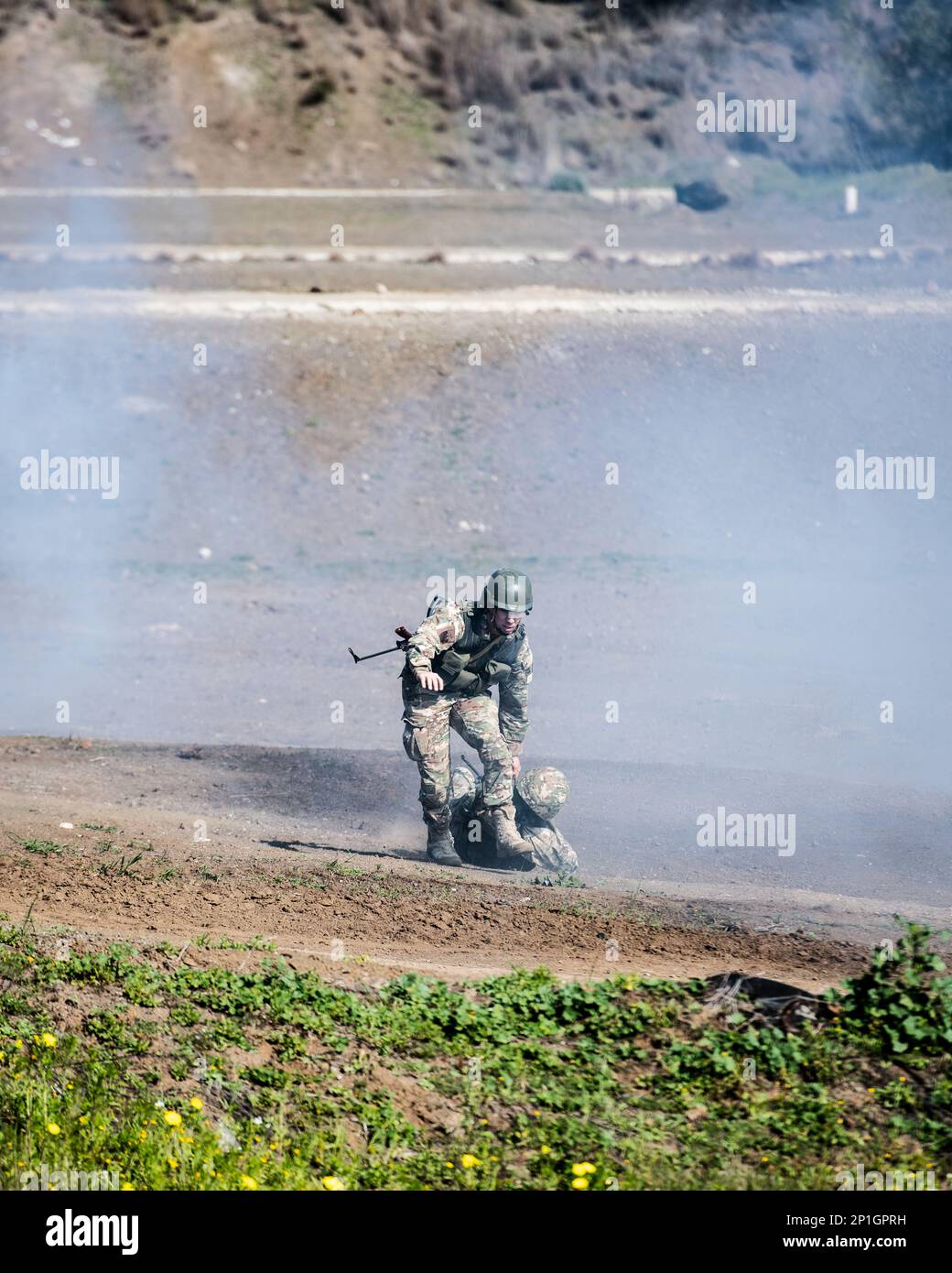 Un soldat chypriote de la Brigade blindée de 20th décale une victime simulée du champ de bataille lors d'un exercice tactique de soins aux victimes de combat à Larnaca, Chypre, le 16 février 2023, dans le cadre de l'exercice Silver Falcon 23. Silver Falcon 23 est un exercice bilatéral entre les États-Unis et Chypre, conçu pour améliorer l'interopérabilité entre les militaires des deux nations afin de s'assurer qu'ils sont prêts à toute éventualité, en particulier ceux qui impliquent une intervention en cas de crise et des opérations d'évacuation non combattantes. La Brigade aéroportée de 173rd est la U.S. Force d'intervention d'urgence de l'armée en Europe, p Banque D'Images