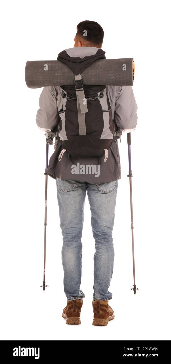 Randonneur mâle avec sac à dos et bâtons de randonnée sur fond blanc, vue arrière Banque D'Images