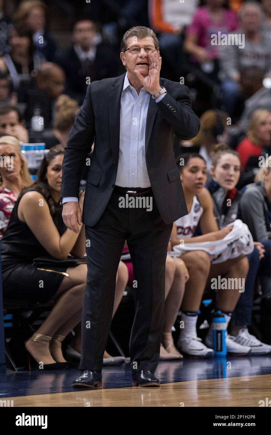 April 5, 2016: Connecticut Huskies head coach Geno Auriemma during the Women's Final Four National Championship game between the Connecticut Huskies and Syracuse Orange at Bankers Life Fieldhouse in Indianapolis, IN. (Photo by Zach Bolinger/Icon Sportswire) (Icon Sportswire via AP Images) Banque D'Images