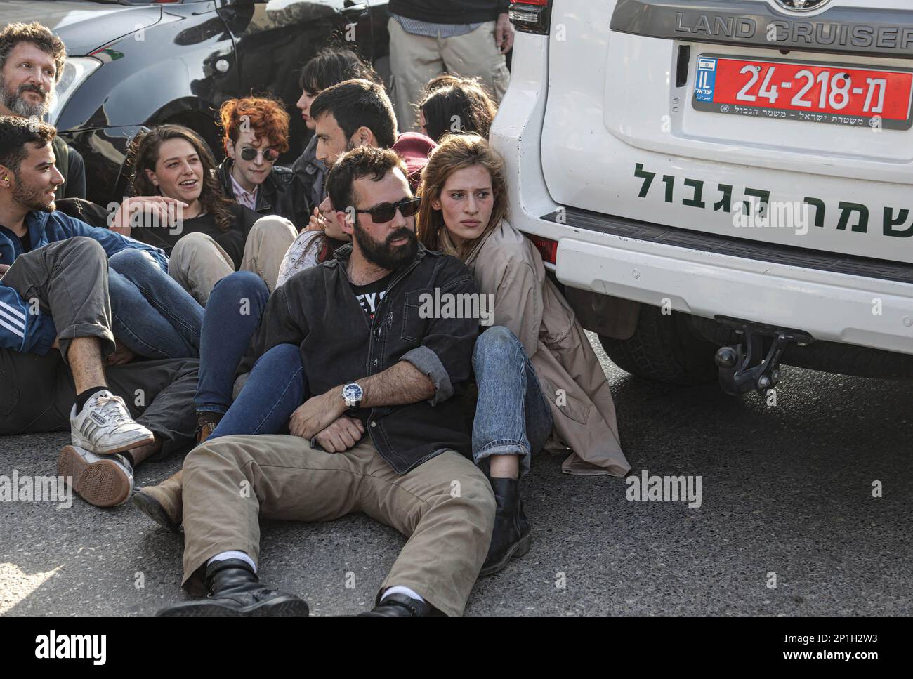 Jérusalem-est, Israël. 03rd mars 2023. Des manifestants bloquent la rue sur un véhicule de police israélien pendant une manifestation. Les forces de police israéliennes suppriment les militants israéliens et palestiniens de gauche qui détenaient des drapeaux nationaux palestiniens lors d'une manifestation contre l'expulsion de Palestiniens de leurs foyers dans le quartier Sheikh Jarrah de Jérusalem-est, annexé par Israël. Crédit : SOPA Images Limited/Alamy Live News Banque D'Images