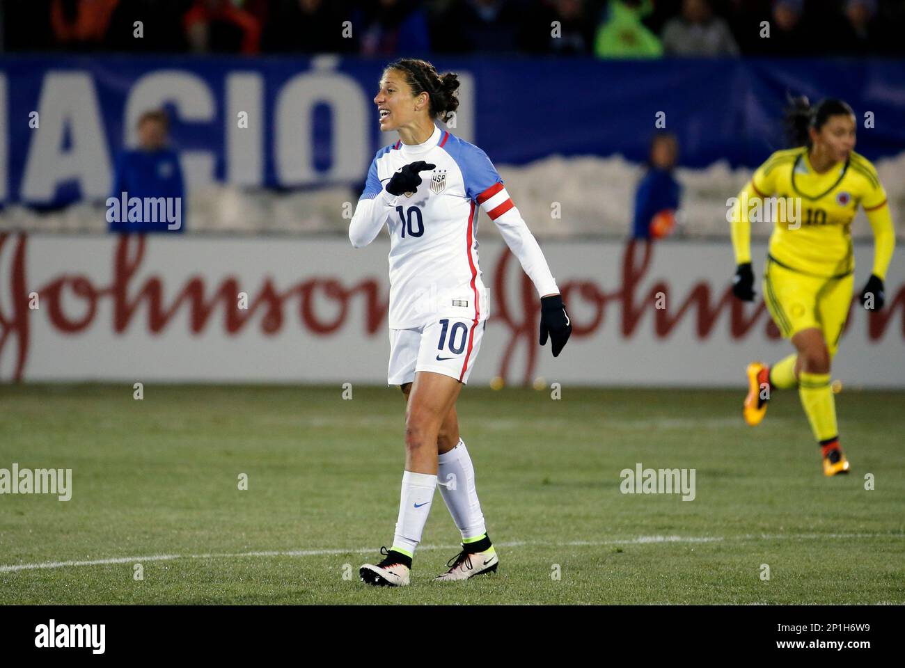 06 April 2016: United States midfielder Captain Carli Lloyd (10) directs her teammates. The United States womens national soccer team defeated the womens national team of Colombia 7-0 in an international friendly at Pratt & Whitney Stadium at Rentschler Field in East Hartford, Connecticut. (Photograph by Fred Kfoury III/Icon Sportswire) (Icon Sportswire via AP Images) Banque D'Images