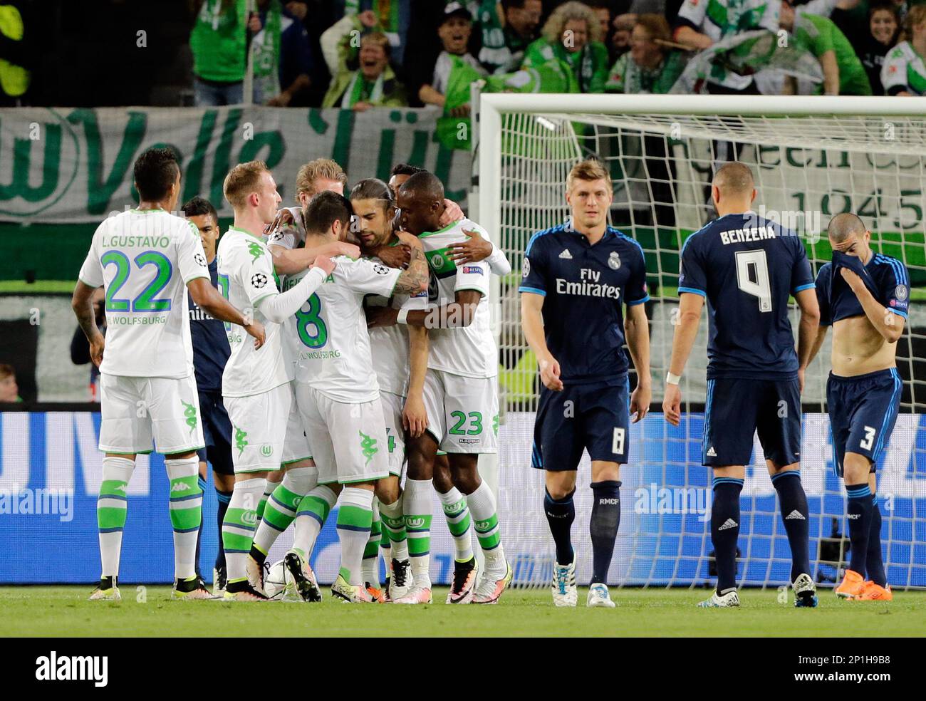 Wolfsburg's players celebrate after Ricardo Rodriguez scored the opening goal from the penalty spot during the Champions League first leg quarter final soccer match between VfL Wolfsburg and Real Madrid in Wolfsburg, Germany, Wednesday, April 6, 2016. (AP Photo/Markus Schreiber) Banque D'Images