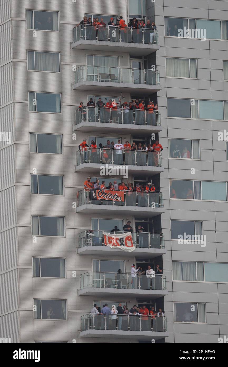 Fans fill the balconies of the Hilton hotel to view the opening day game between the Minnesota Twins and Baltimore Orioles at Oriole Park at Camden Yards in Baltimore, MD on April 4, 2016. Photo/ Mike Buscher / Cal Sport Media (Cal Sport Media via AP Images) Banque D'Images