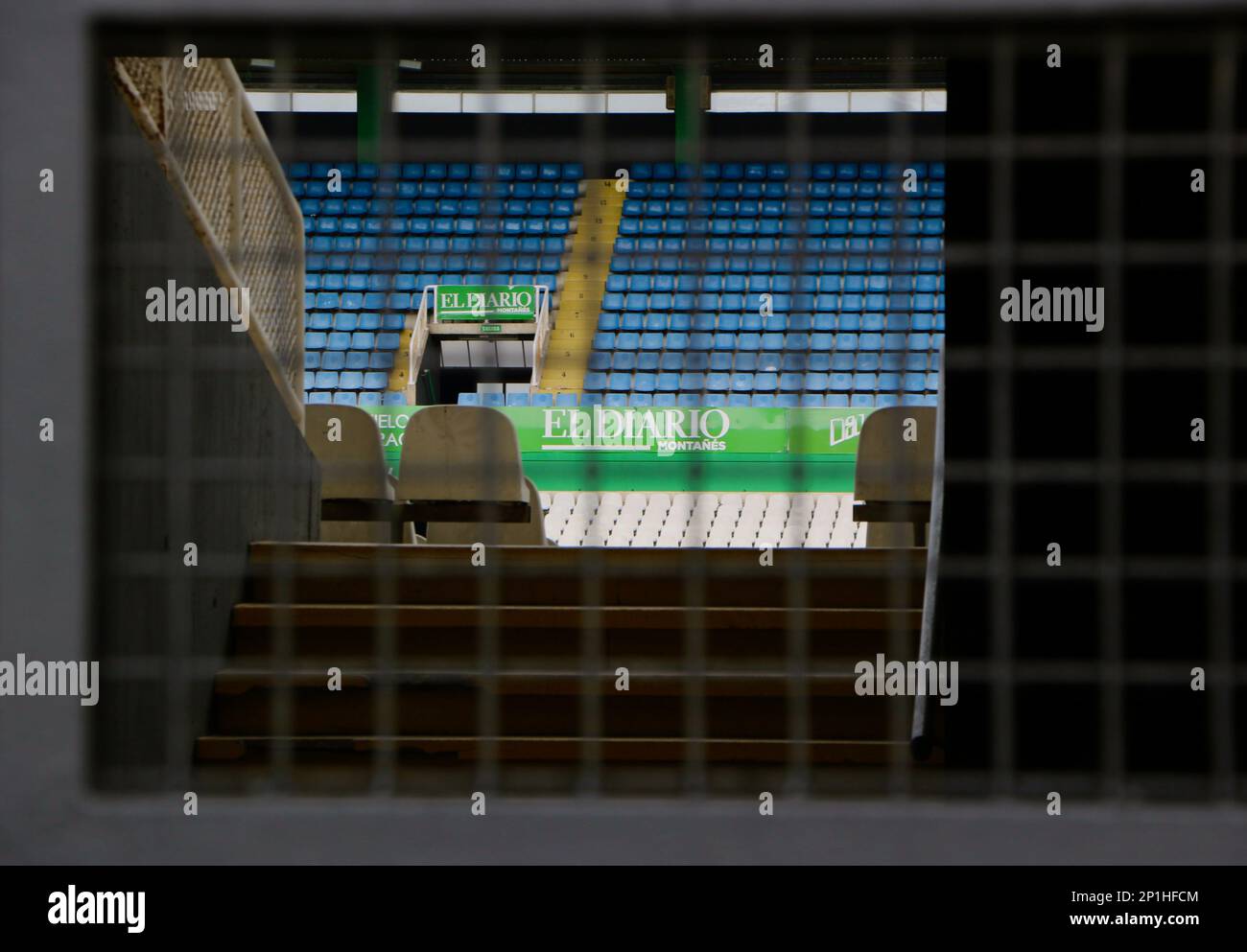 Real Racing football Club a fermé le stade par une clôture métallique à une entrée sièges vides et des panneaux pour le sponsor El Diario Santander Cantabria Espagne Banque D'Images
