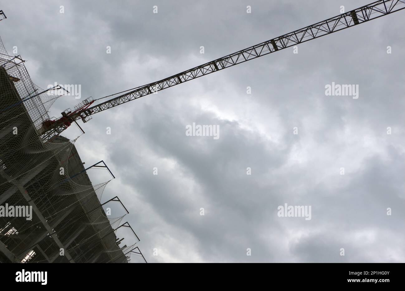 Chantier de construction d'un nouveau bloc d'appartements en béton armé avec une tour grue Santander Cantabria Espagne Banque D'Images