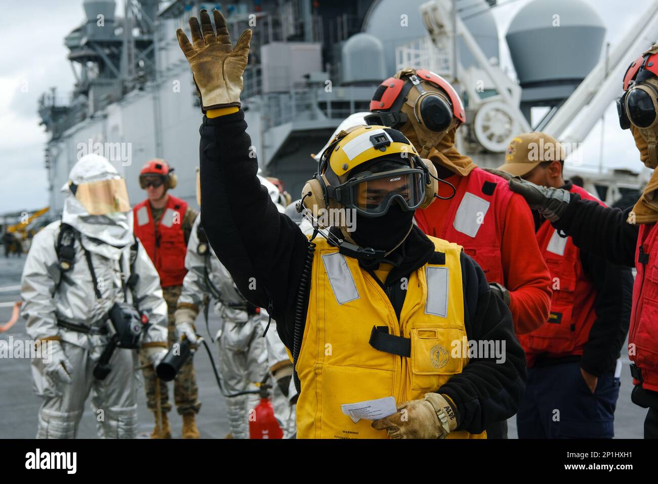 ÉTATS-UNIS Les marins de la Marine affectés au navire d'assaut amphibie ...