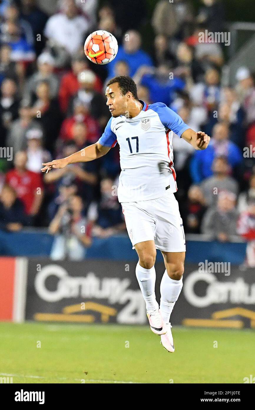 United States' midfielder Jerome Kiesewetter (17) heads the ball during U-23 Olympic qualifying soccer match, in Frisco, TX. Tuesday, Mar 29, 2016. Colombia qualified for 2016 Rio Olympics with a 2-1 victory. (TFV Media via AP) *Mandatory Credit* Banque D'Images