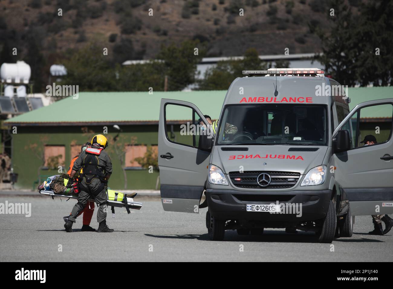 Un parasecouriste chypriote de l'escadron de recherche et de sauvetage 460th aide une infirmière à transporter une victime simulée dans une ambulance pour évacuation médicale lors d'un exercice tactique de soins aux victimes de combat à Larnaca (Chypre), le 16 février 2023, dans le cadre de l'exercice Silver Falcon 23. Silver Falcon 23 est un exercice bilatéral entre les États-Unis et Chypre, conçu pour améliorer l'interopérabilité entre les militaires des deux nations afin de s'assurer qu'ils sont prêts à toute éventualité, en particulier ceux qui impliquent une intervention en cas de crise et des opérations d'évacuation non combattantes. La Brigade aéroportée de 173rd est Banque D'Images