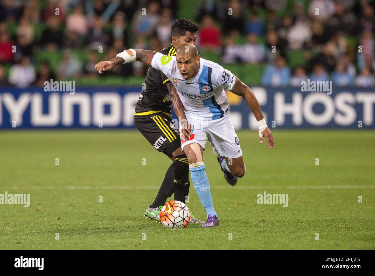 28 Mar 2016: Roy Krishna of the Wellington Phoenix and Patrick Kisnorbo of Melbourne City contest the ball during the 25th round of the 2015-16 Hyundai A-League Season between Melbourne City and Wellington Phoenix held at AAMI Park, VIC, Australia. (Photo by Jason Heidrich/Icon Sportswire) (Icon Sportswire via AP Images) Banque D'Images