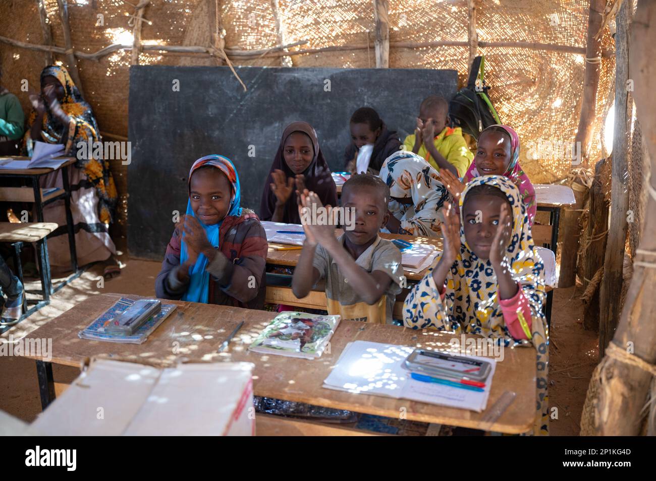 Les élèves applaudissent comme il est annoncé l'école locale, près d'Agadez, Niger, a reçu des dons le 04 janvier 2023. Les dons ont été fournis par des groupes privés et par Ramstein Middle School, en Allemagne, qui voulaient fournir des articles à des ressortissants locaux dans une zone relevant de la responsabilité de l’escadre expéditionnaire de 435th. Le bataillon des affaires civiles de 443 a facilité le transfert des dons au FAN ACM, à distribuer aux villages locaux, aux organisations de femmes et aux orphelinats d’Agadez et des environs. Banque D'Images