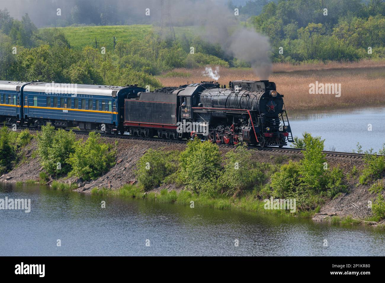 SORTAVALA, RUSSIE - 11 JUIN 2022 : ancienne locomotive à vapeur soviétique de la série 'LV' avec le train 'Ruskeala Express' Banque D'Images