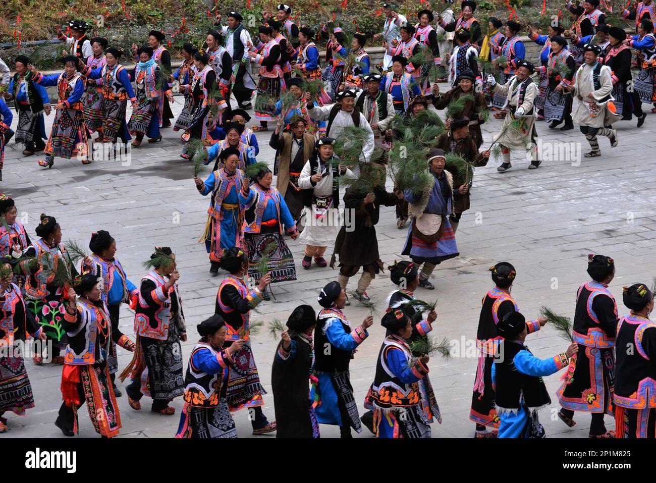 Qiang ethnic minority people dance and worship gods during the traditional Guairu Festival in Heba Village in Puxi Township of Lixian County in Aba Prefecture in southwest China's Sichuan Province on Thursday, March 10, 2016. Hundreds of Qiang people from nearby villages gathered on Thursday, the second day of the second lunar month, and celebrated the Guairu Festival to worship gods and pray for good luck.(Photo By Feng Zi/Color China Photo/AP Images) Banque D'Images